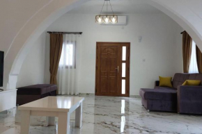 Girne, Lapta'da Deniz ve Dağ Manzaralı